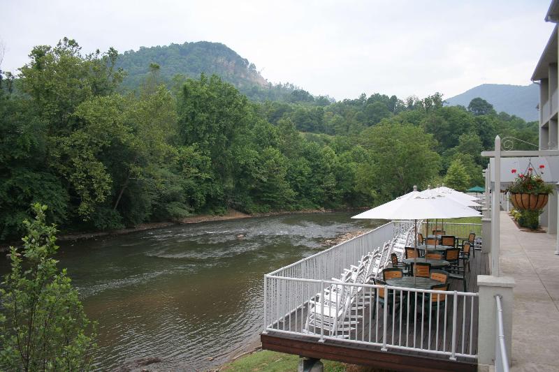 Best Western Plus River Escape Inn & Suites image