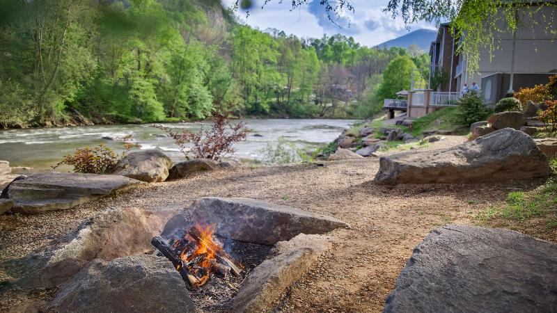 Best Western Plus River Escape Inn & Suites image