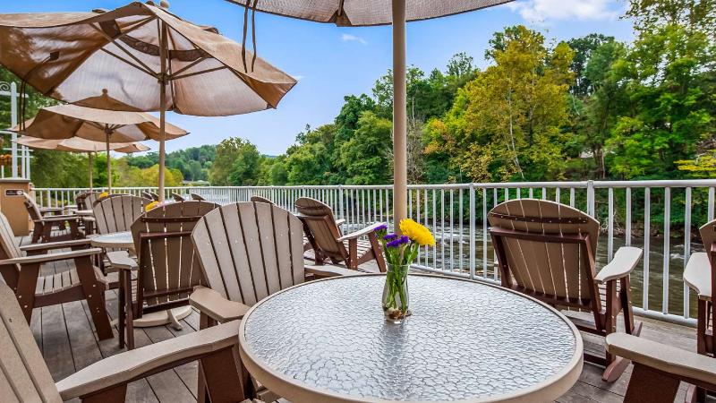Best Western Plus River Escape Inn & Suites image