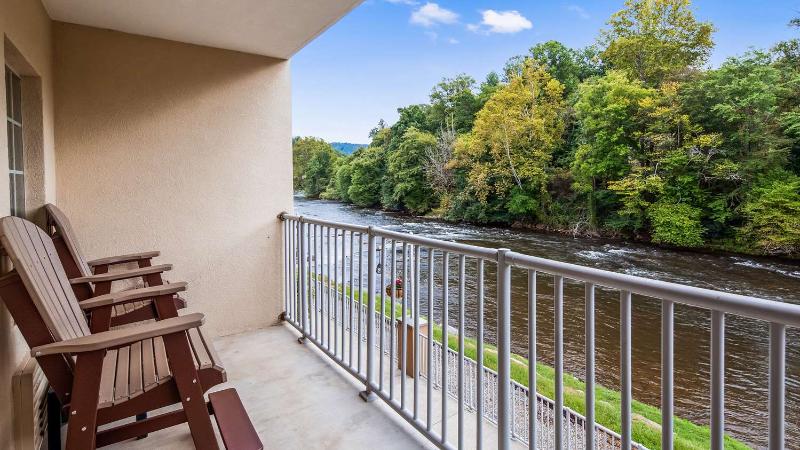 Best Western Plus River Escape Inn & Suites image