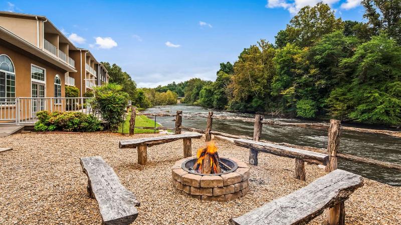 Best Western Plus River Escape Inn & Suites image