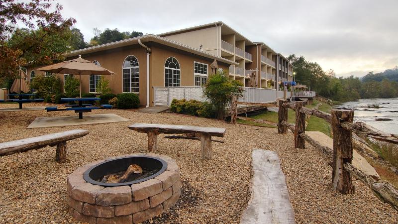 Best Western Plus River Escape Inn & Suites image