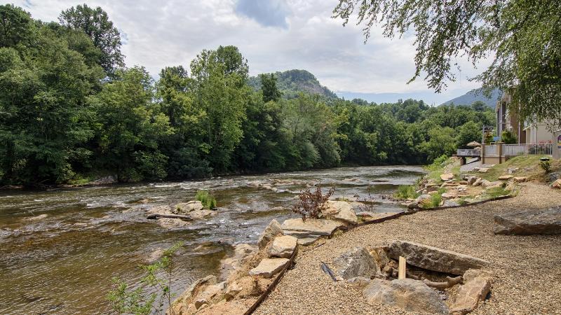 Best Western Plus River Escape Inn & Suites image