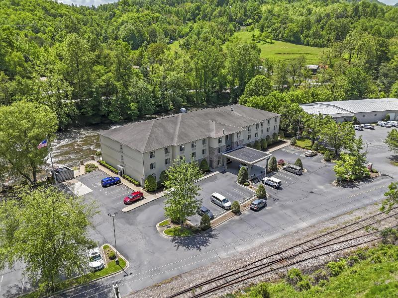 Best Western Plus River Escape Inn & Suites image