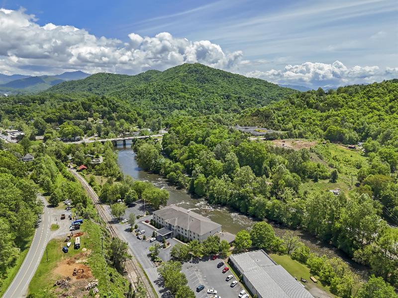 Best Western Plus River Escape Inn & Suites image