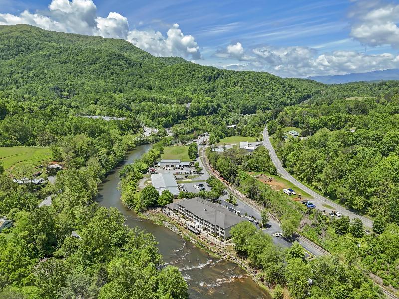 Best Western Plus River Escape Inn & Suites image