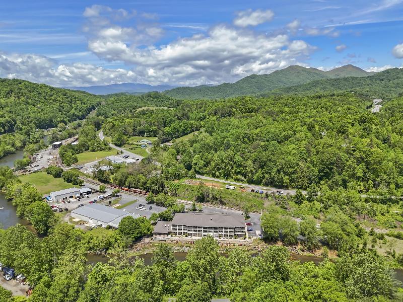 Best Western Plus River Escape Inn & Suites image