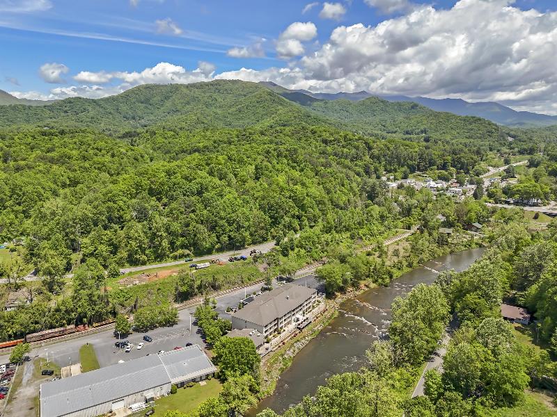 Best Western Plus River Escape Inn & Suites image