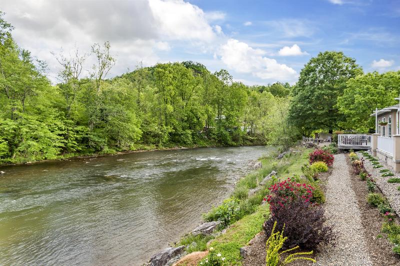 Best Western Plus River Escape Inn & Suites image
