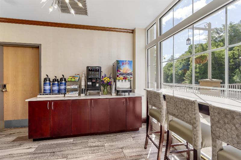 Best Western Plus River Escape Inn & Suites image