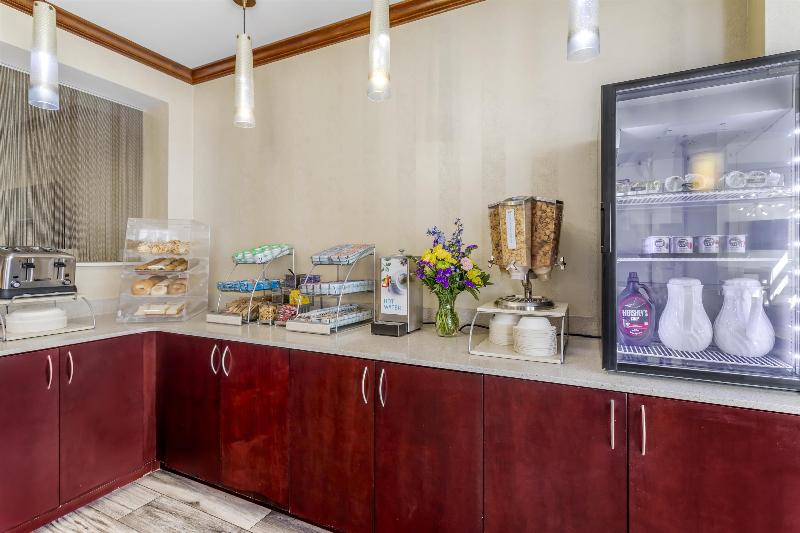 Best Western Plus River Escape Inn & Suites image