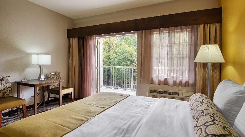 Best Western Plus River Escape Inn & Suites image