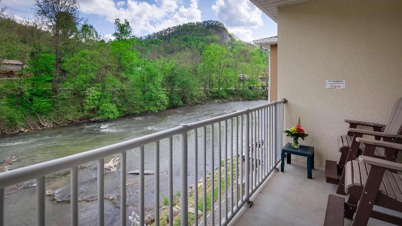Best Western Plus River Escape Inn & Suites image