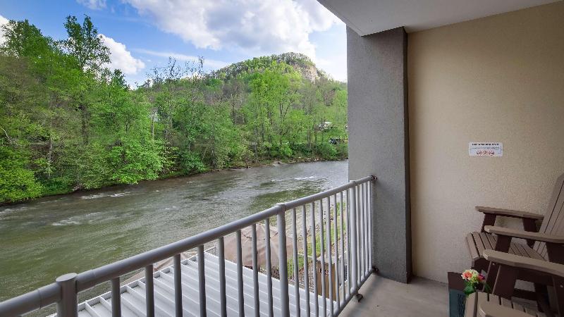 Best Western Plus River Escape Inn & Suites image