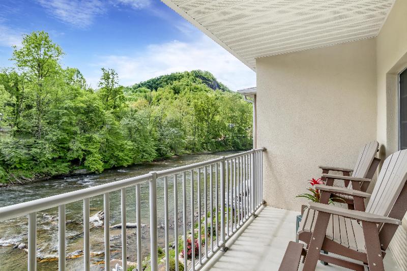 Best Western Plus River Escape Inn & Suites image