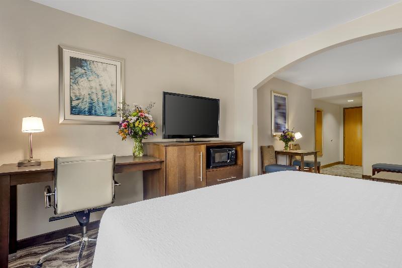Best Western Plus River Escape Inn & Suites image