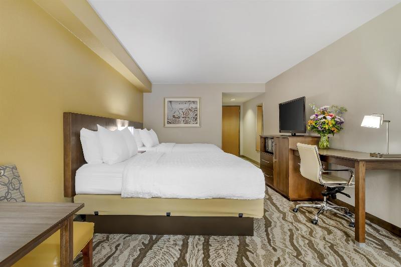 Best Western Plus River Escape Inn & Suites image