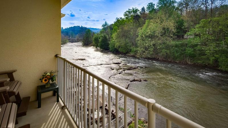 Best Western Plus River Escape Inn & Suites image