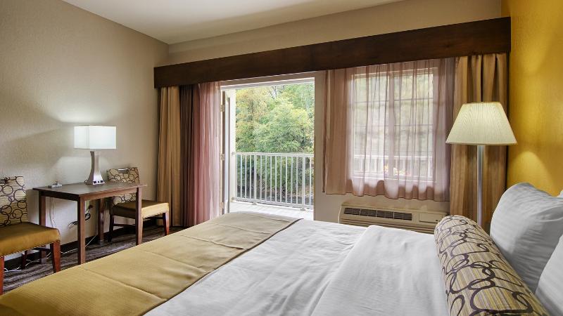 Best Western Plus River Escape Inn & Suites image