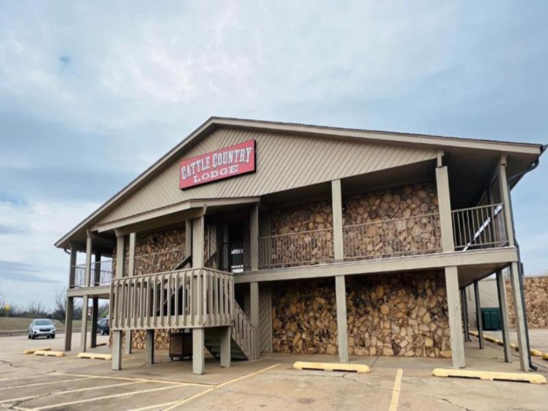 Cattle Country Lodge — exterior view