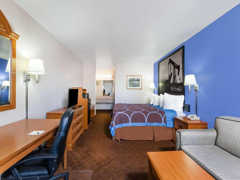 Super 8 by Wyndham Cleburne image