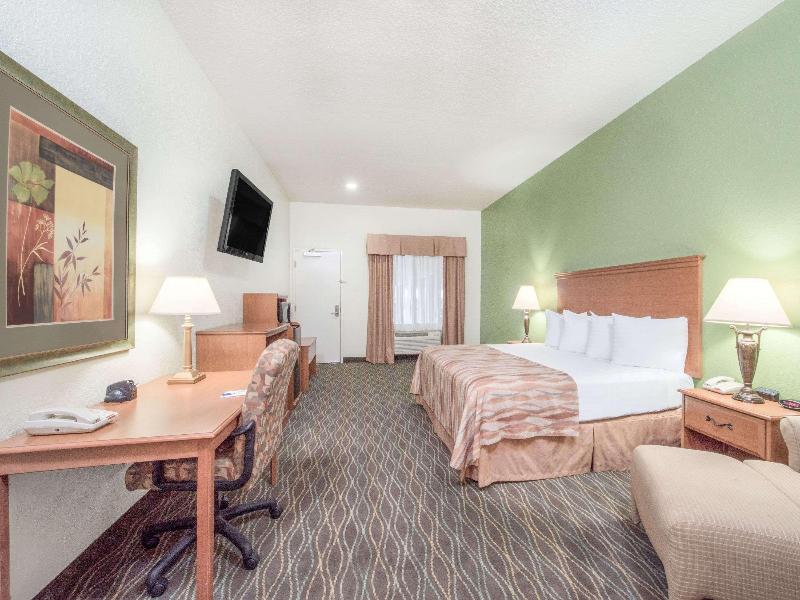 1 King Bed, Mobility/Hearing Accessible Room, Bathtub w/ Grab Bars, Non-Smoking