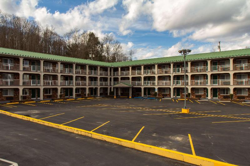 SureStay Hotel by Best Western Summersville image