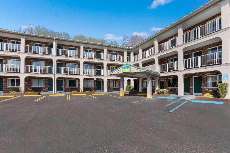 SureStay Hotel by Best Western Summersville image