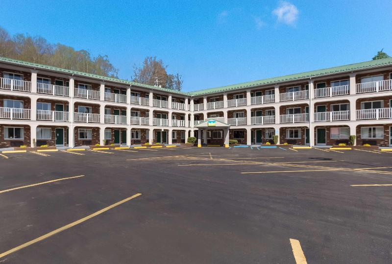 SureStay Hotel by Best Western Summersville image