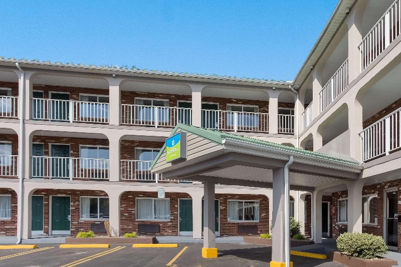 SureStay Hotel by Best Western Summersville image