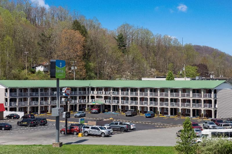 SureStay Hotel by Best Western Summersville image