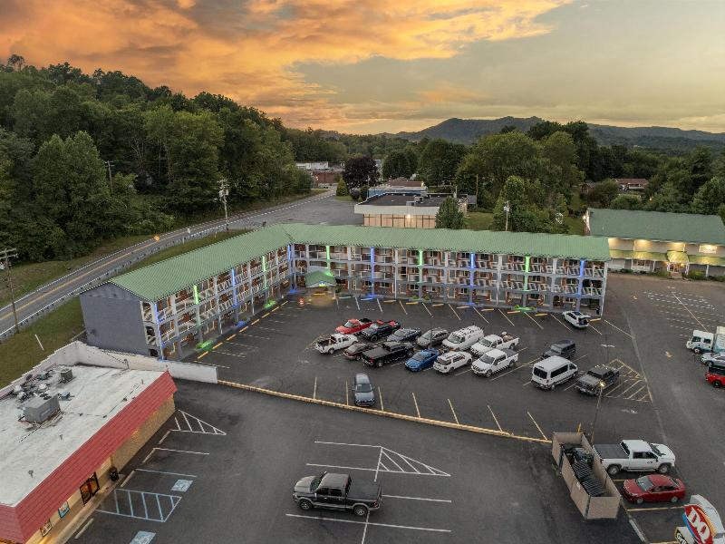 SureStay Hotel by Best Western Summersville image