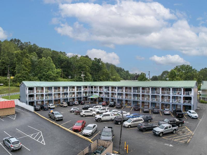 SureStay Hotel by Best Western Summersville image