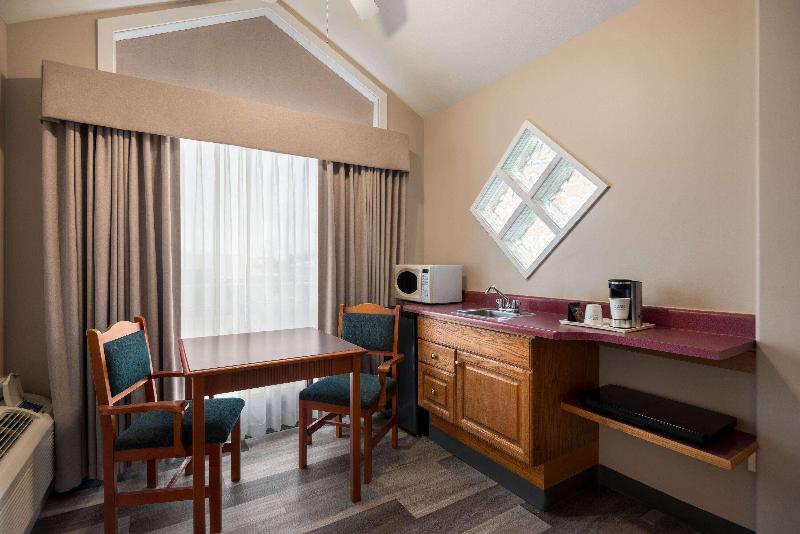 Baymont by Wyndham Hinton image
