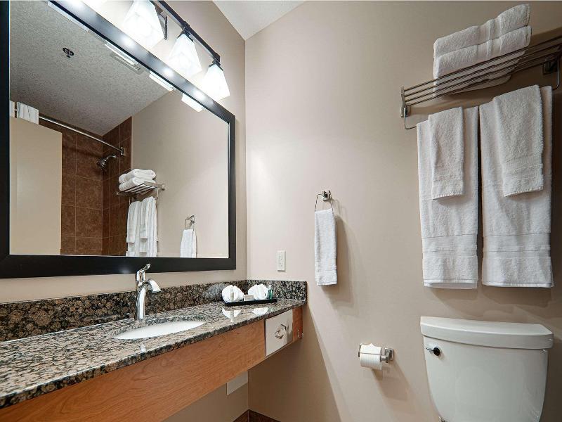 Best Western Plus Chateau Inn Sylvan Lake image