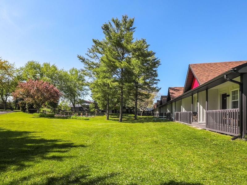 Super 8 by Wyndham Gananoque/Country Squire Resort image