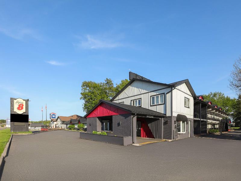 Super 8 by Wyndham Gananoque/Country Squire Resort image