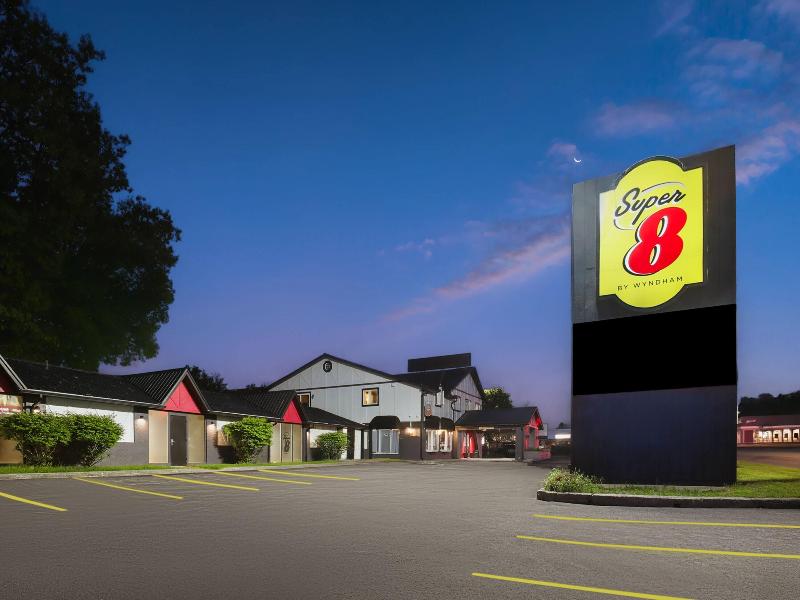Super 8 by Wyndham Gananoque/Country Squire Resort image