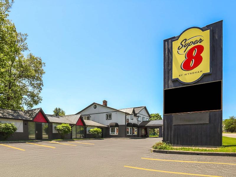 Super 8 by Wyndham Gananoque/Country Squire Resort image