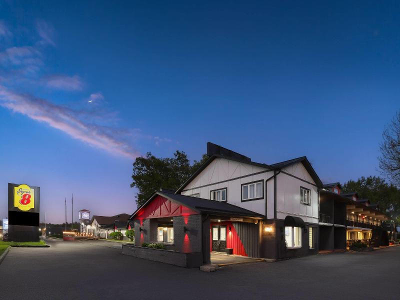 Super 8 by Wyndham Gananoque/Country Squire Resort image
