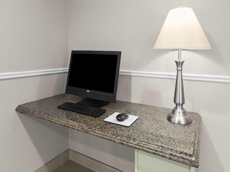 Super 8 by Wyndham Gananoque/Country Squire Resort image