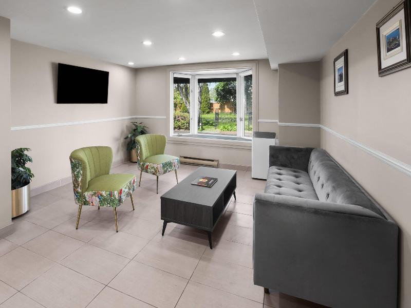 Super 8 by Wyndham Gananoque/Country Squire Resort image