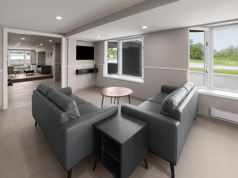 Super 8 by Wyndham Gananoque/Country Squire Resort image