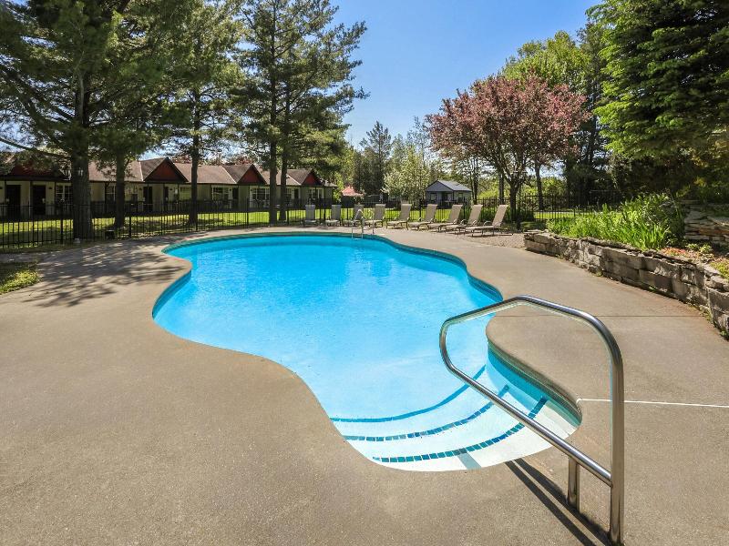 Super 8 by Wyndham Gananoque/Country Squire Resort image
