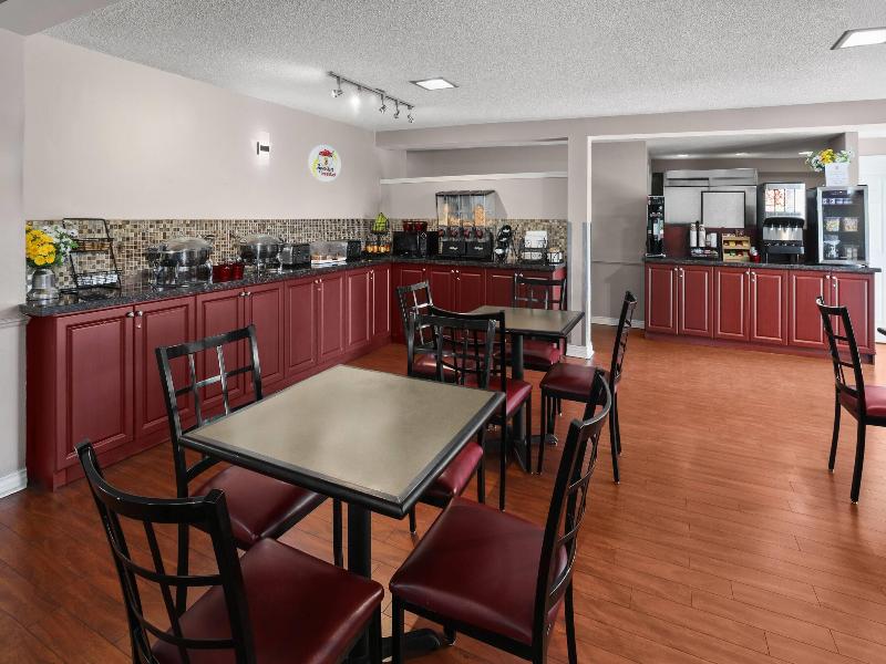 Super 8 by Wyndham Gananoque/Country Squire Resort image