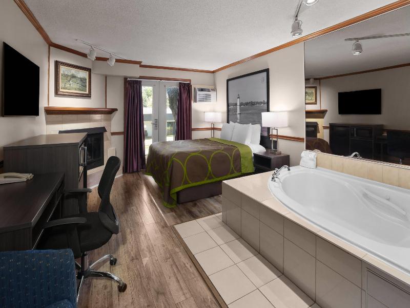 Super 8 by Wyndham Gananoque/Country Squire Resort image