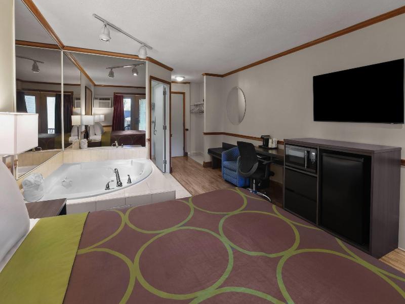 Super 8 by Wyndham Gananoque/Country Squire Resort image