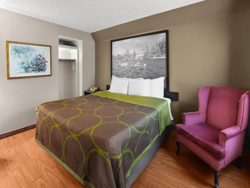 Super 8 by Wyndham Gananoque/Country Squire Resort image