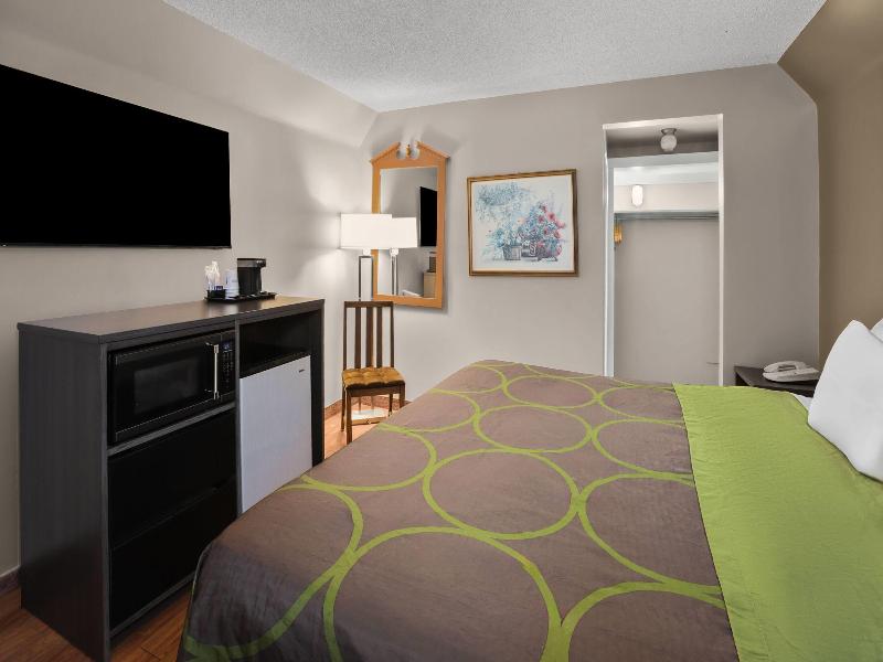 Super 8 by Wyndham Gananoque/Country Squire Resort image