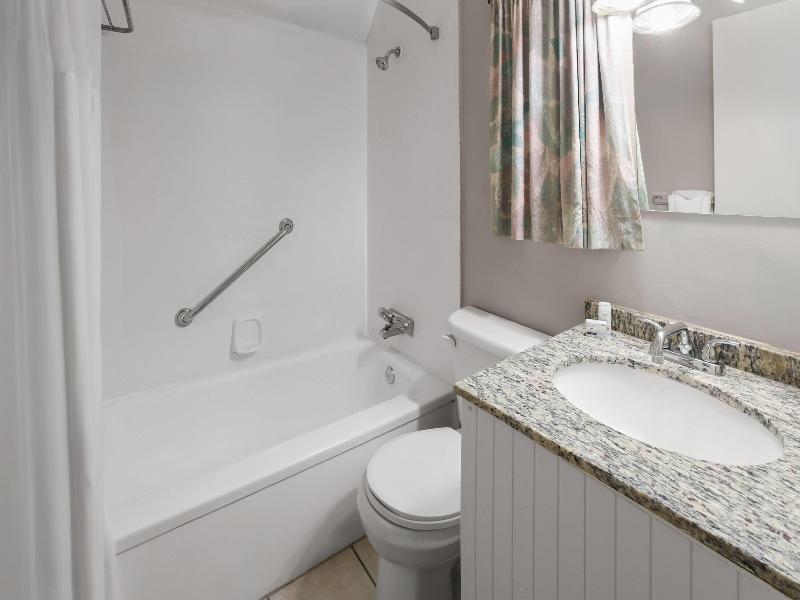 Super 8 by Wyndham Gananoque/Country Squire Resort image